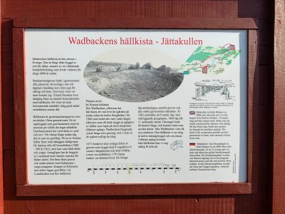 Infoskylt vid hällkistan.